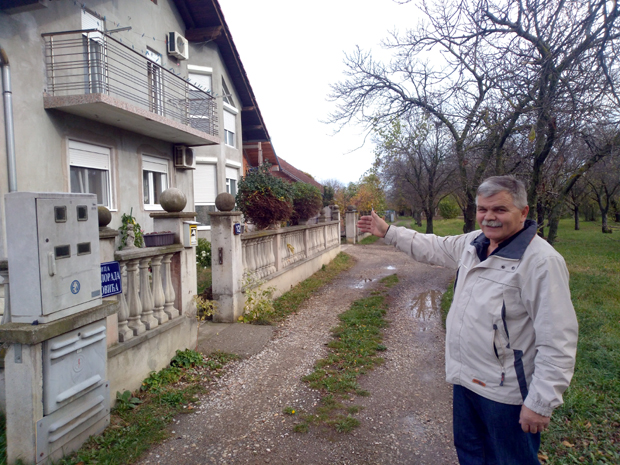 До својих кућа стижу преко воћњака: Улици давали имена, али не и - асфалт